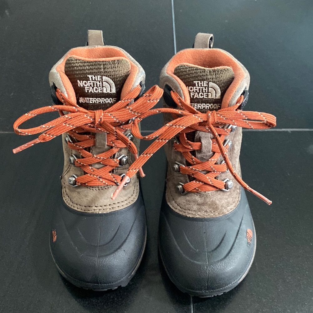 The North Face Chilkat Lace II Insulated Waterproof Snow Boots small Boys 10